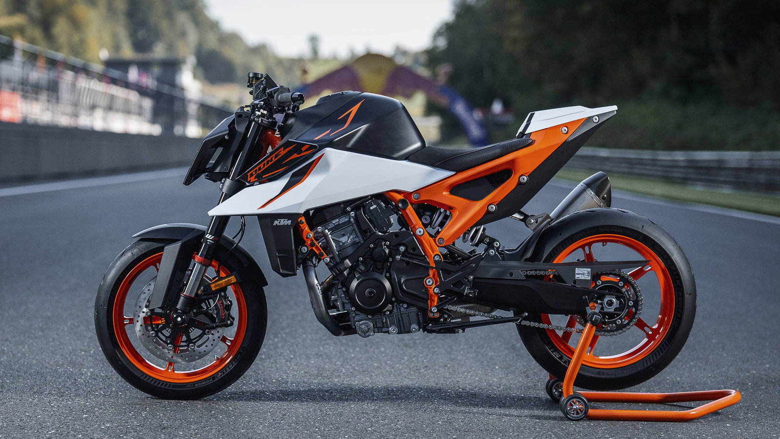 The new 2025 KTM 990 Duke R